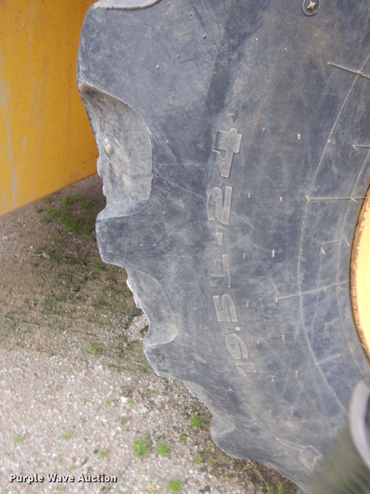 image for item DM5442 2004 New Holland LB75B  backhoe