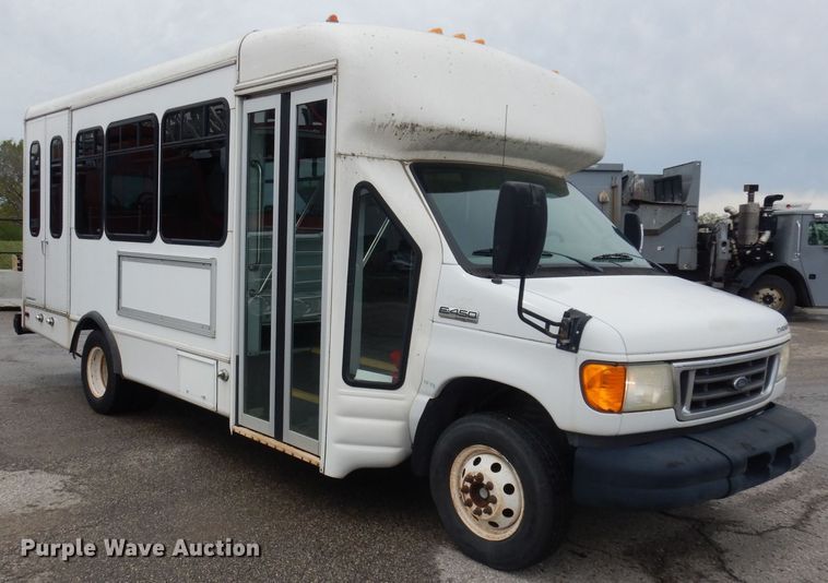 image for item DN1510 2007 Ford E450 Super Duty Starcraft  shuttle bus