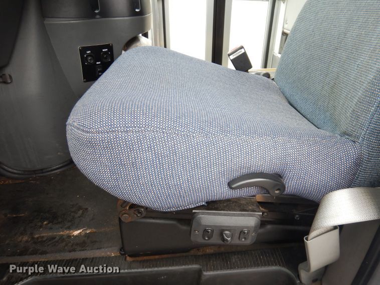 image for item DN1510 2007 Ford E450 Super Duty Starcraft  shuttle bus