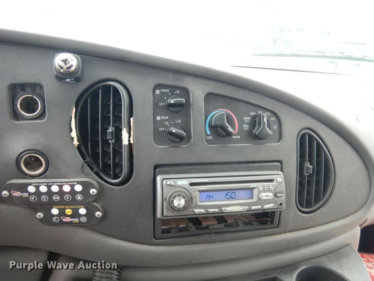 image for item DN1510 2007 Ford E450 Super Duty Starcraft  shuttle bus