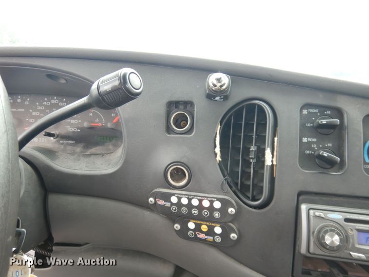 image for item DN1510 2007 Ford E450 Super Duty Starcraft  shuttle bus