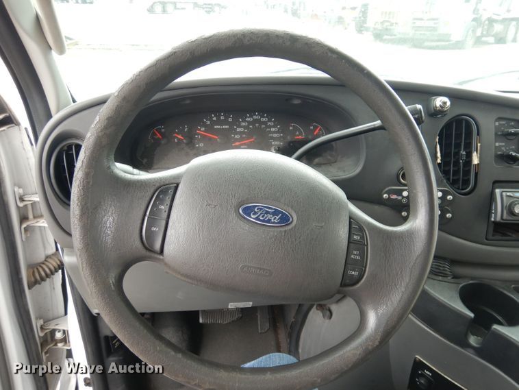 image for item DN1510 2007 Ford E450 Super Duty Starcraft  shuttle bus