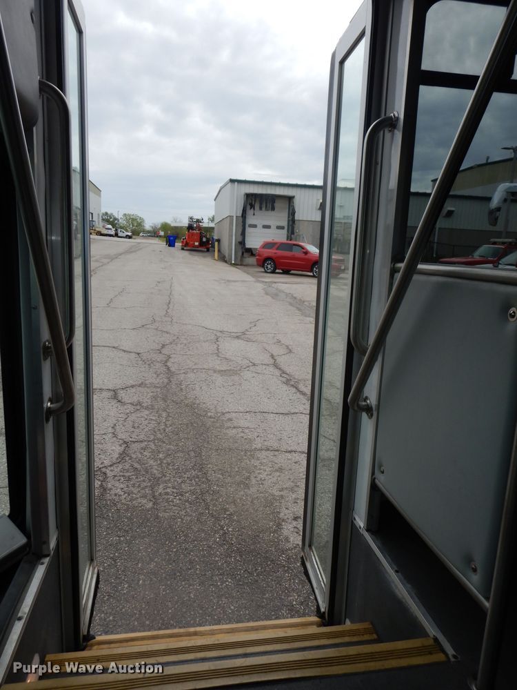 image for item DN1510 2007 Ford E450 Super Duty Starcraft  shuttle bus