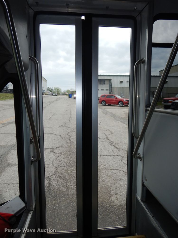 image for item DN1510 2007 Ford E450 Super Duty Starcraft  shuttle bus