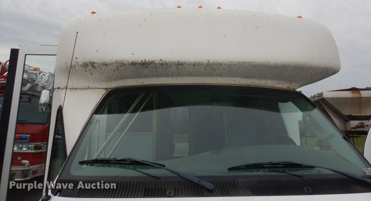 image for item DN1510 2007 Ford E450 Super Duty Starcraft  shuttle bus