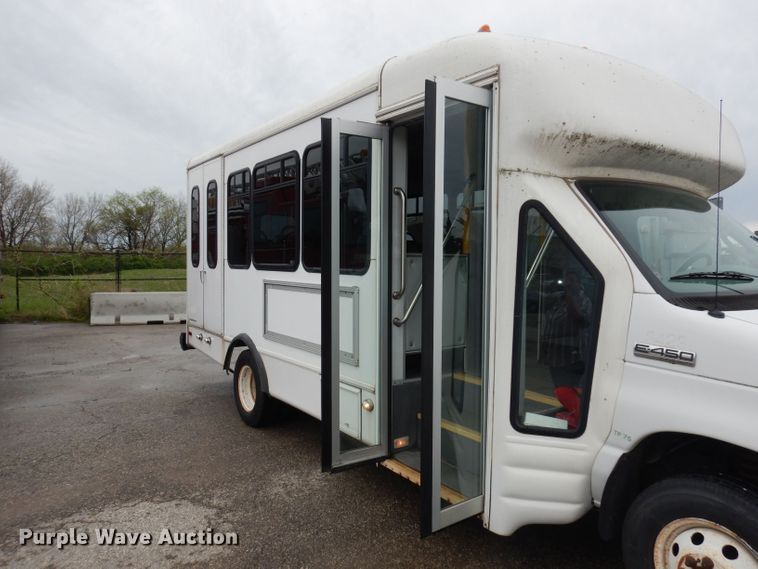 image for item DN1510 2007 Ford E450 Super Duty Starcraft  shuttle bus