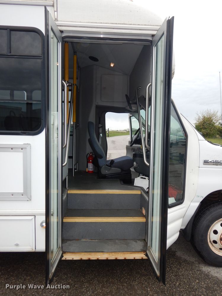 image for item DN1510 2007 Ford E450 Super Duty Starcraft  shuttle bus