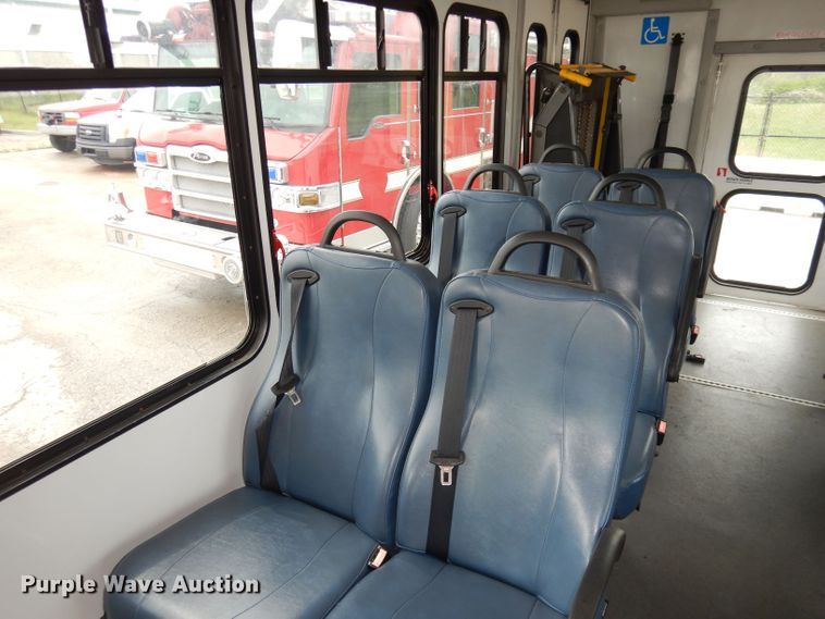 image for item DN1510 2007 Ford E450 Super Duty Starcraft  shuttle bus