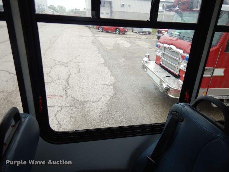 image for item DN1510 2007 Ford E450 Super Duty Starcraft  shuttle bus