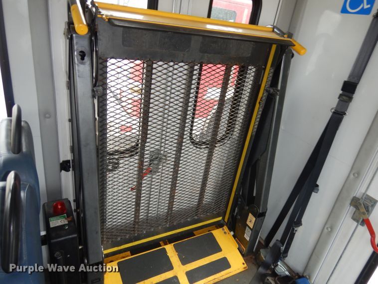 image for item DN1510 2007 Ford E450 Super Duty Starcraft  shuttle bus