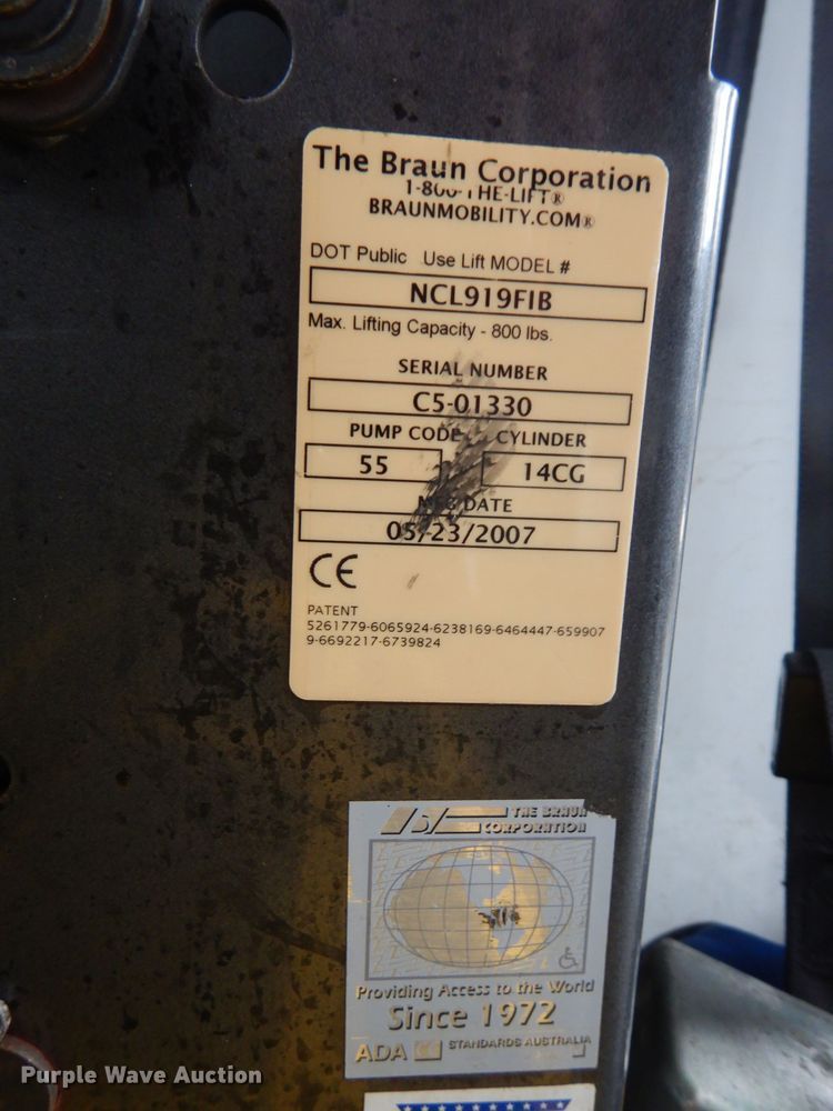 image for item DN1510 2007 Ford E450 Super Duty Starcraft  shuttle bus