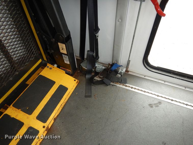 image for item DN1510 2007 Ford E450 Super Duty Starcraft  shuttle bus