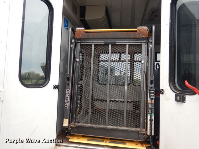 image for item DN1510 2007 Ford E450 Super Duty Starcraft  shuttle bus