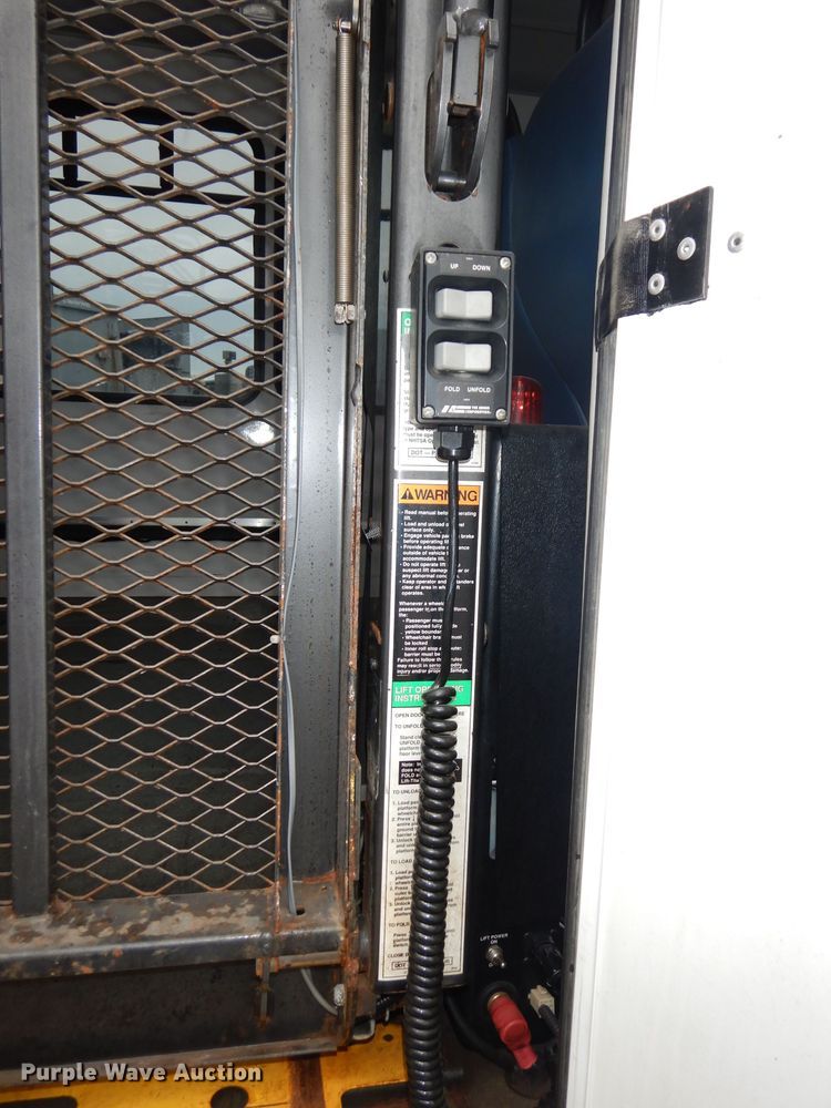 image for item DN1510 2007 Ford E450 Super Duty Starcraft  shuttle bus