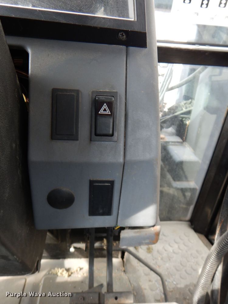 image for item DN7386 New Holland 6640  tractor