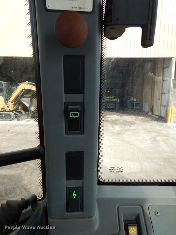 image for item DN7386 New Holland 6640  tractor