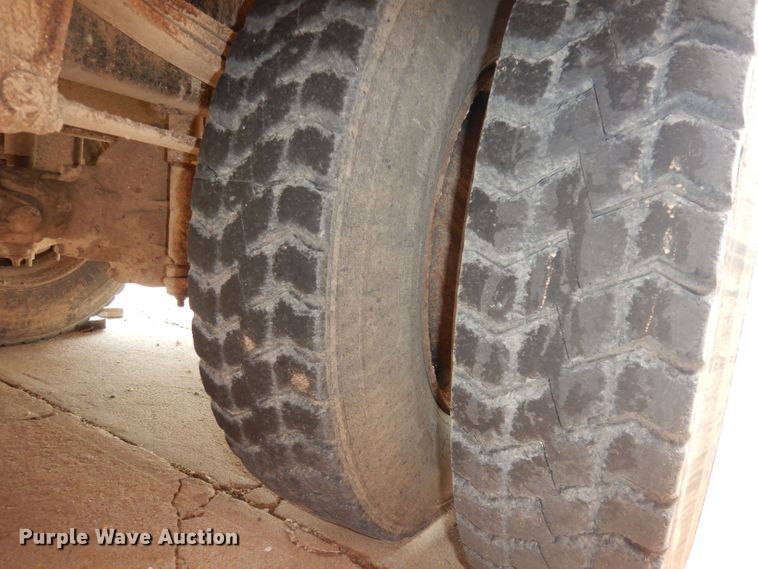 image for item DT9804 2001 Freightliner FS65  school bus