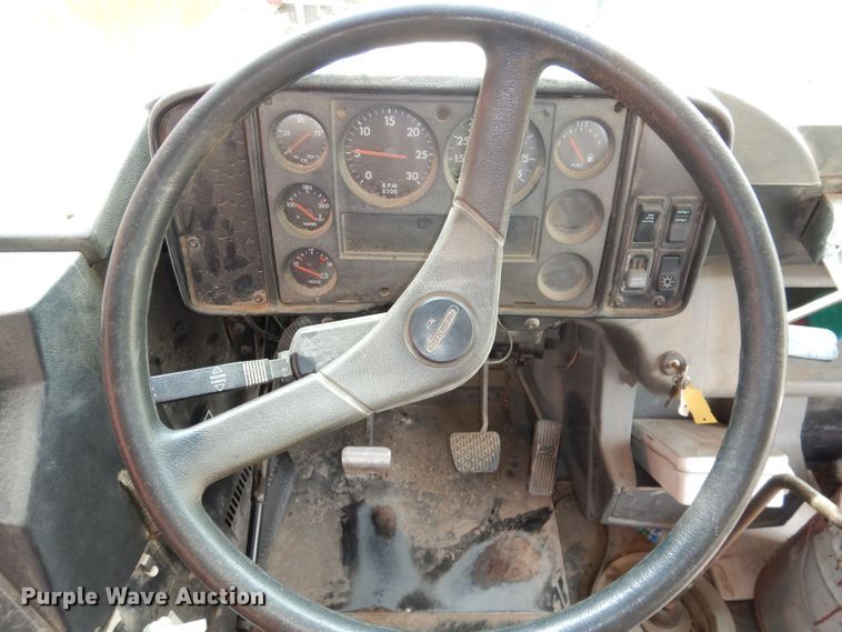 image for item DT9804 2001 Freightliner FS65  school bus