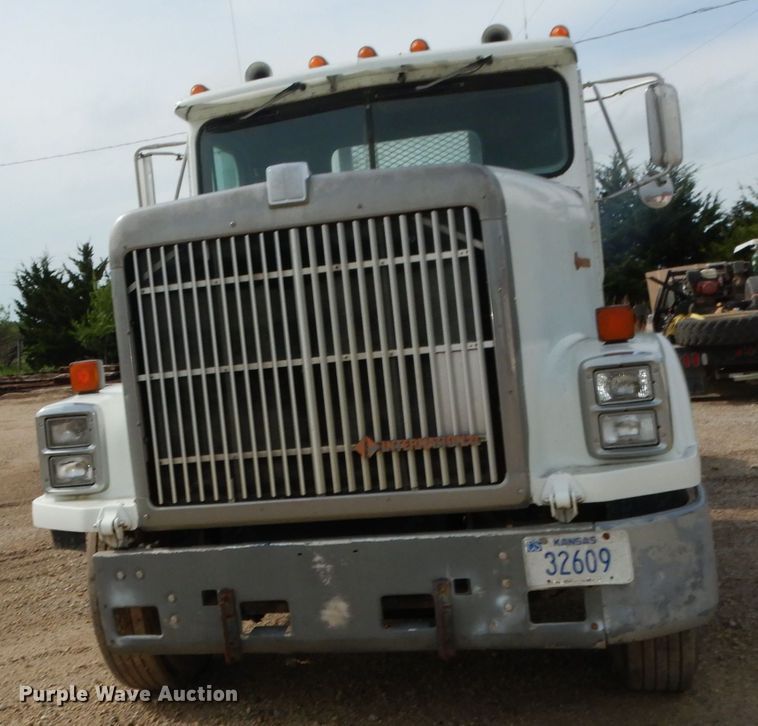 image for item DT9808 1990 International 9300  semi truck