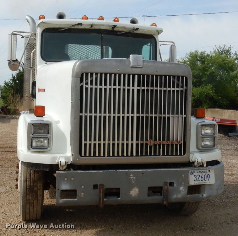 image for item DT9808 1990 International 9300  semi truck