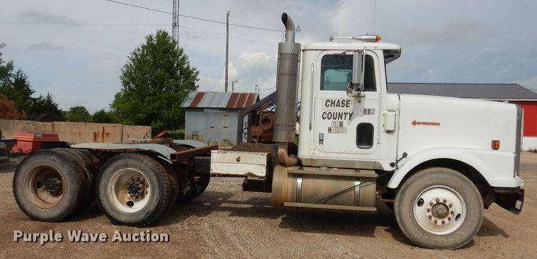 image for item DT9808 1990 International 9300  semi truck