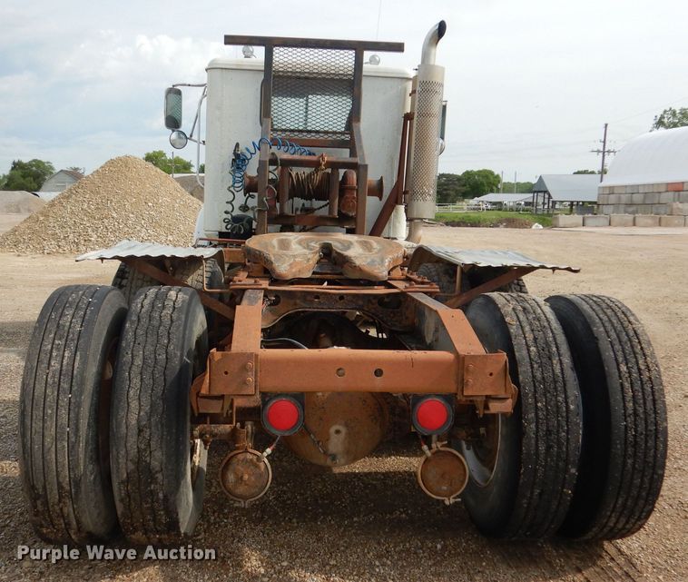 image for item DT9808 1990 International 9300  semi truck