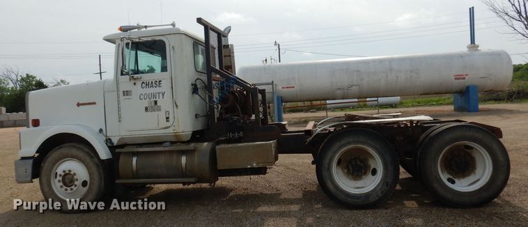 image for item DT9808 1990 International 9300  semi truck