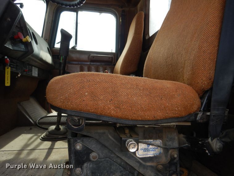 image for item DT9808 1990 International 9300  semi truck