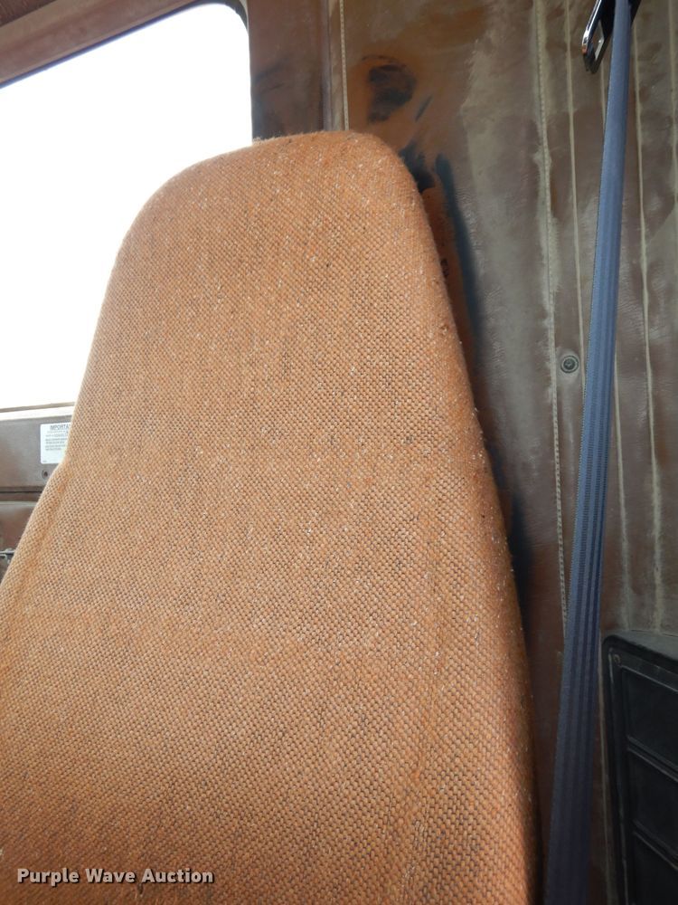 image for item DT9808 1990 International 9300  semi truck