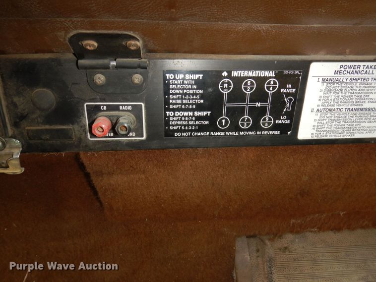 image for item DT9808 1990 International 9300  semi truck