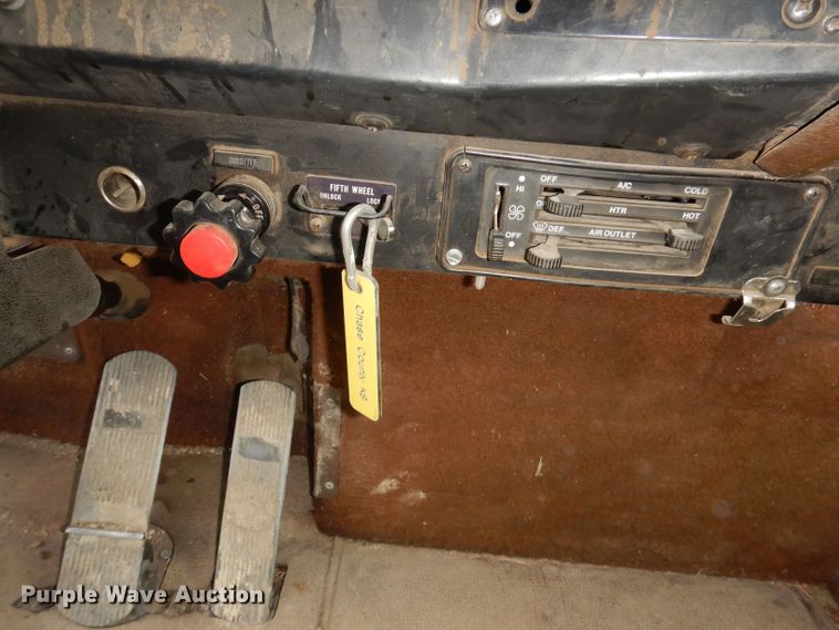 image for item DT9808 1990 International 9300  semi truck