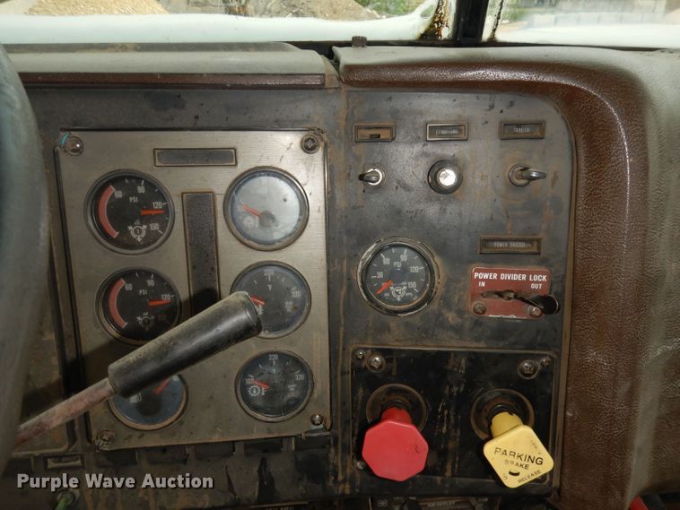 image for item DT9808 1990 International 9300  semi truck