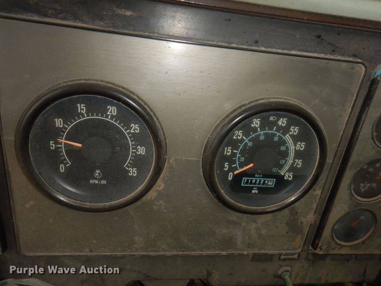 image for item DT9808 1990 International 9300  semi truck