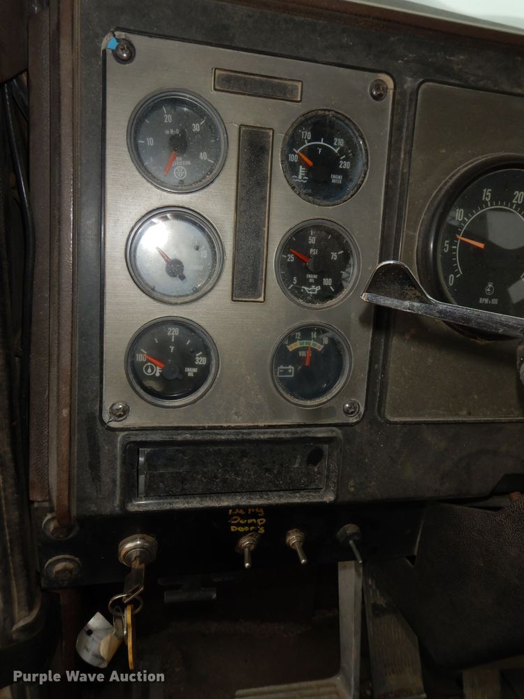 image for item DT9808 1990 International 9300  semi truck