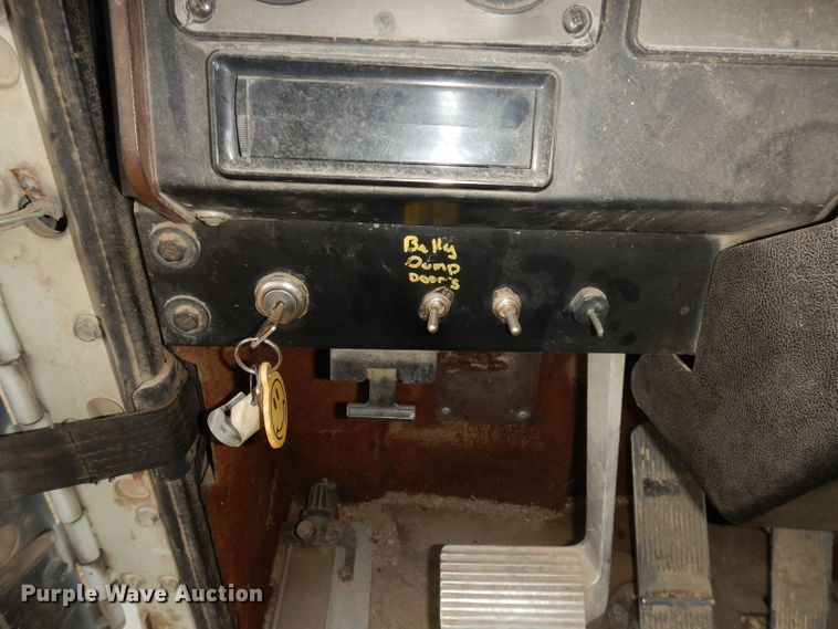 image for item DT9808 1990 International 9300  semi truck