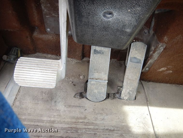 image for item DT9808 1990 International 9300  semi truck