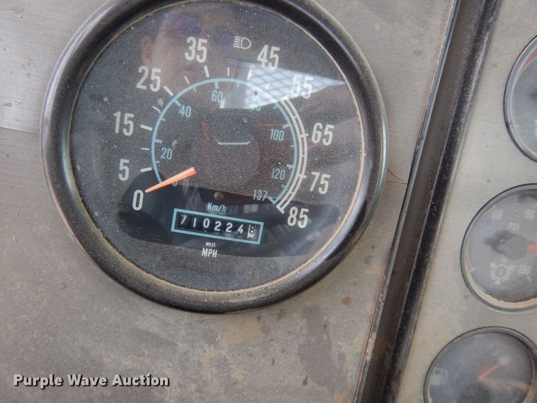 image for item DT9808 1990 International 9300  semi truck