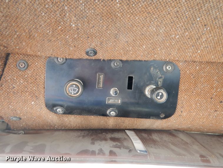 image for item DT9808 1990 International 9300  semi truck