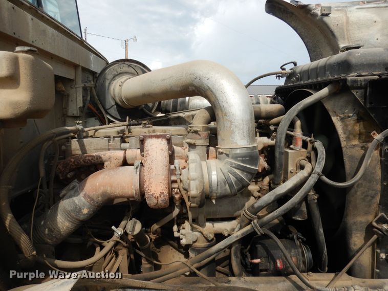 image for item DT9808 1990 International 9300  semi truck