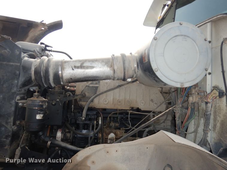 image for item DT9808 1990 International 9300  semi truck