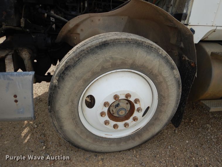 image for item DT9808 1990 International 9300  semi truck