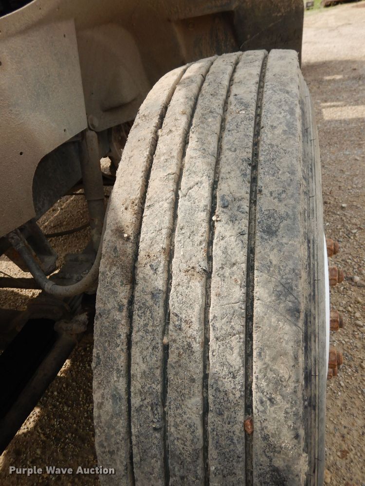 image for item DT9808 1990 International 9300  semi truck