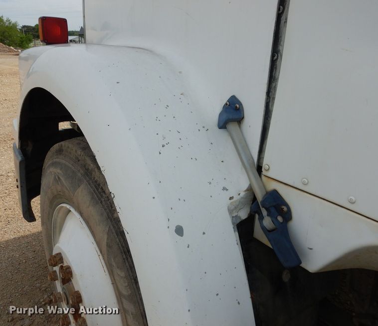 image for item DT9808 1990 International 9300  semi truck