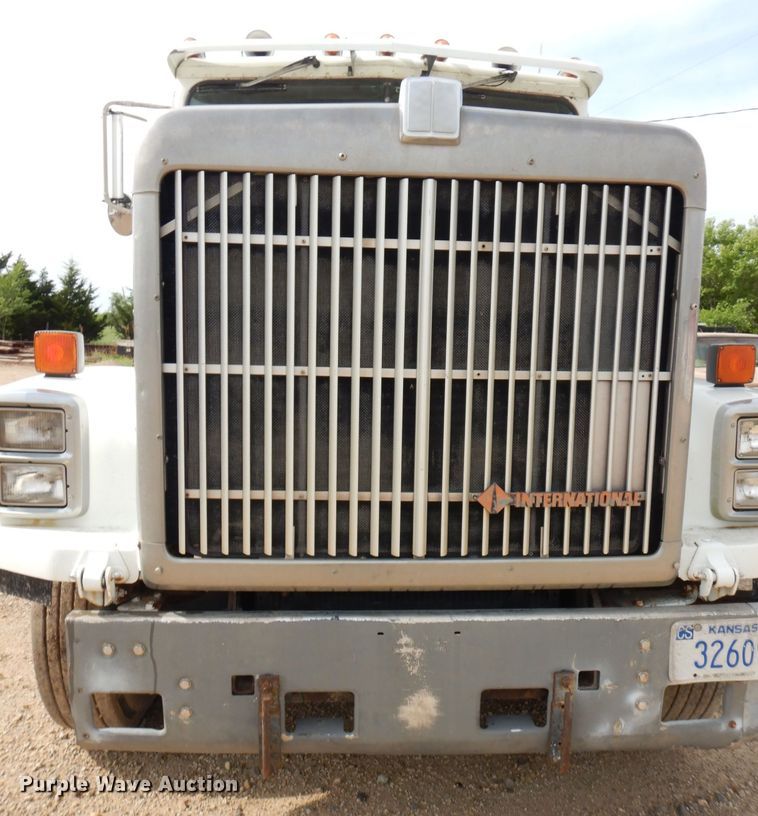 image for item DT9808 1990 International 9300  semi truck