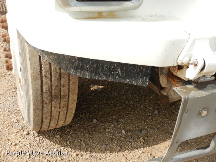 image for item DT9808 1990 International 9300  semi truck