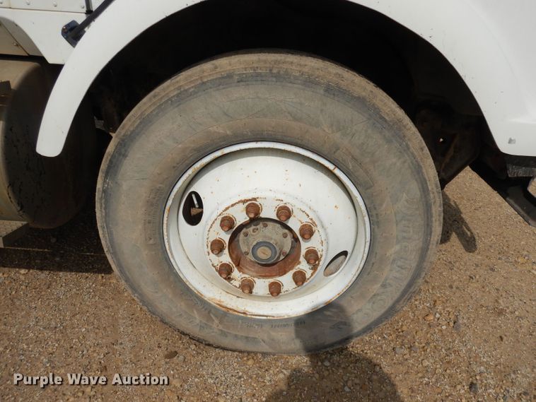 image for item DT9808 1990 International 9300  semi truck