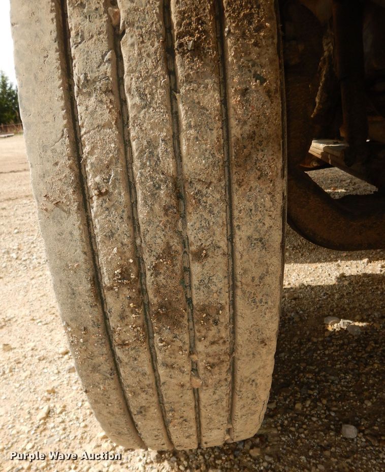 image for item DT9808 1990 International 9300  semi truck