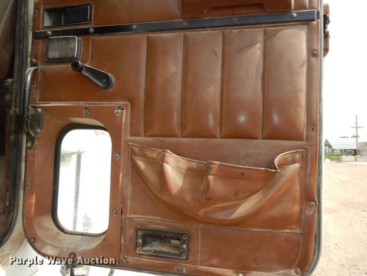 image for item DT9808 1990 International 9300  semi truck