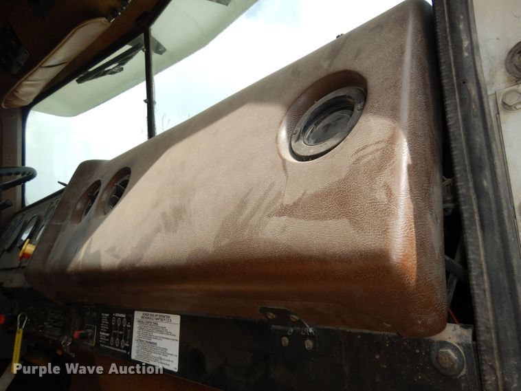 image for item DT9808 1990 International 9300  semi truck