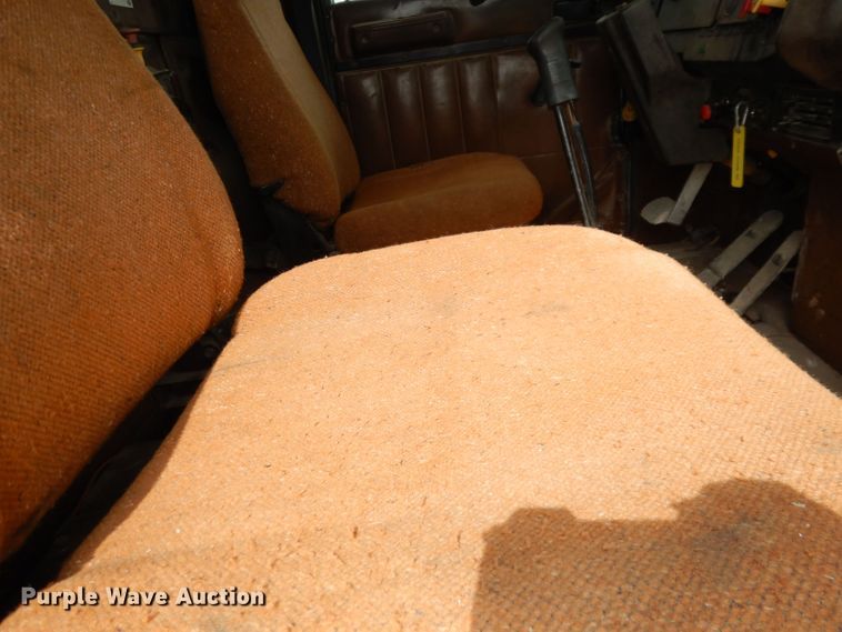 image for item DT9808 1990 International 9300  semi truck